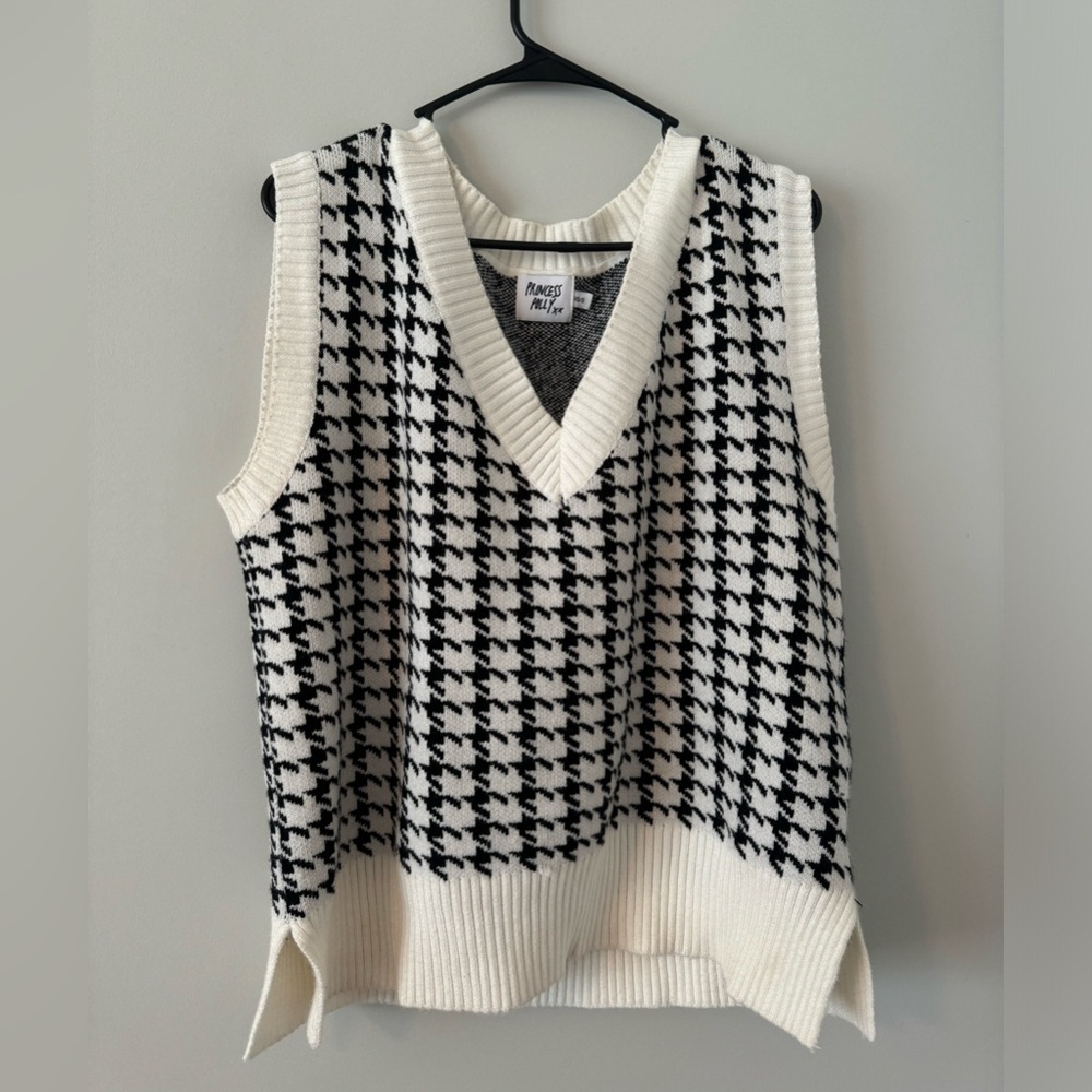 Brand: princess polly. Type: Vest. Color: black/ white. Size: small/XS.